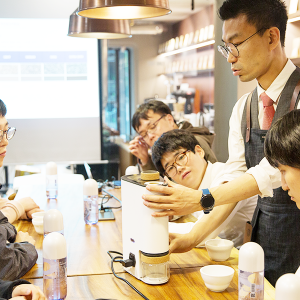 로스팅 수업을 듣는 직원들의 모습