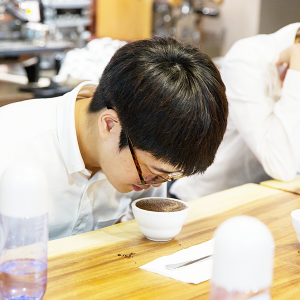 커핑하는 직원들의 모습