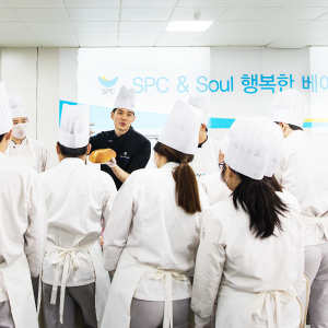 베이커리 특강을 듣는 직원들의 모습