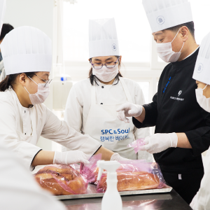 베이커리 특강을 듣는 직원들의 모습