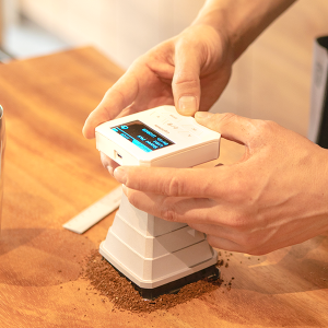 원두 색도 체크하는 모습