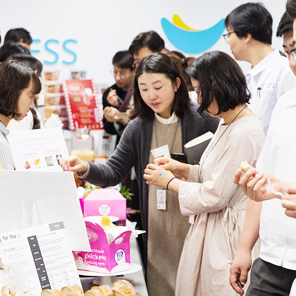 제품을 평가하는 평가단들의 모습