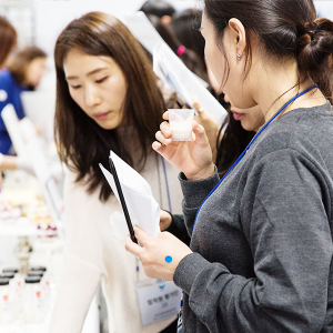 제품을 평가하는 평가단들의 모습