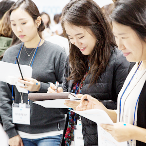 제품을 평가하는 평가단들의 모습