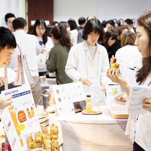 제품을 평가하는 평가단들의 모습