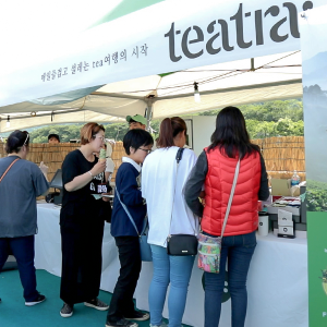 티트라 부스를 찾은 고객님들의 모습