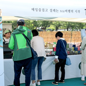 티트라 부스를 찾은 고객님들의 모습