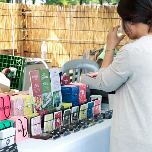 티트라 차를 시향하는 고객님의 모습