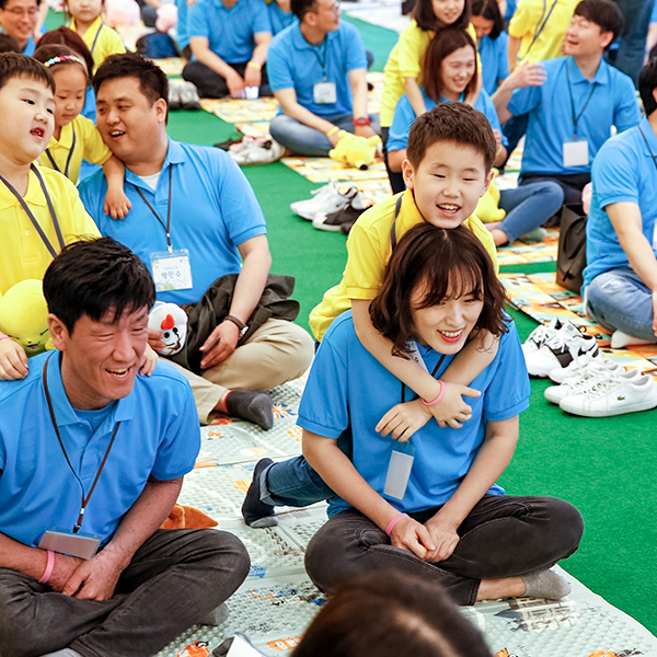 즐겁게 행사를 참여하고 있는 임직원 가족들의 모습