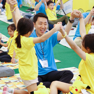 즐겁게 행사를 참여하고 있는 임직원 가족들의 모습