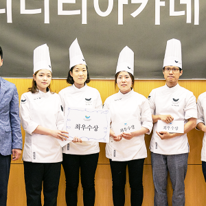 최우수상을 수상한 수료생들의 모습