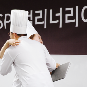 수료증을 받는 수료생의 모습