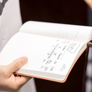 수업 내용을 필기하고 있는 수강생