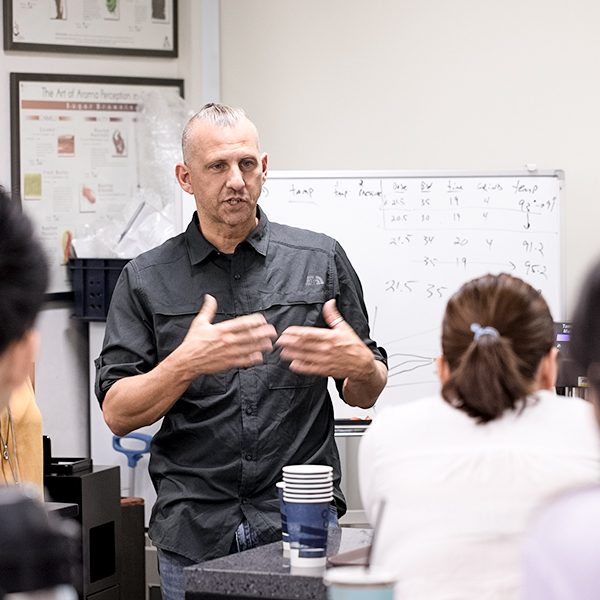 강의를 진행하고 있는 스캇 코네리