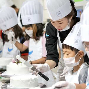 생크림 바르는 것을 도와주는 직원의 모습