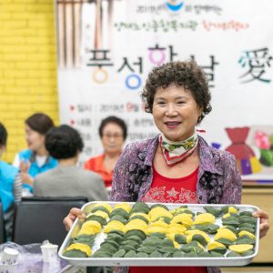 직접 빚은 송편을 들고있는 양재노인종합복지관 어르신