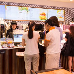 제주공항점에서 구매를 기다리는 고객들의 모습