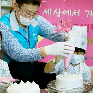 SPC그룹의 임직원들과 함께 케이크을 만드는 모습 SPC그룹의 임직원들과 함께 케이크을 만드는 모습