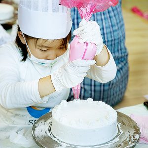 해피버스데이파티에서 즐겁게 케이크를 만드는 아이들의 모습 해피버스데이파티에서 즐겁게 케이크를 만드는 아이들의 모습