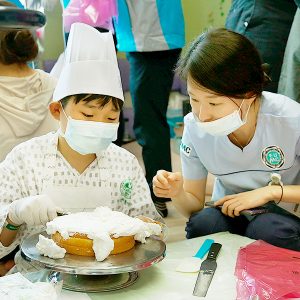 해피버스데이파티에서 즐겁게 케이크를 만드는 아이들의 모습 해피버스데이파티에서 즐겁게 케이크를 만드는 아이들의 모습
