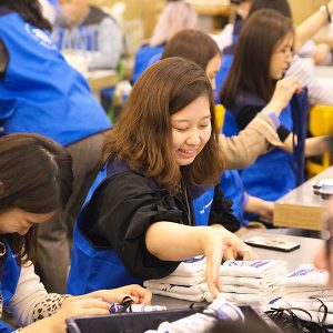 먹빵박스를 포장하고 있는 파리크라상 임직원들 먹빵박스를 포장하고 있는 파리크라상 임직원들