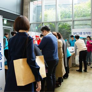 임직원 물품 기증 캠페인에 참여하는 SPC그룹 임직원