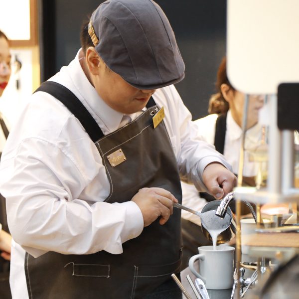 라떼를 제작하고 있는 바리스타의 모습 라떼를 제작하고 있는 바리스타의 모습