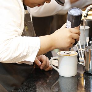 라떼 기술을 시연하고 있는 바리스타의 모습 라떼 기술을 시연하고 있는 바리스타의 모습