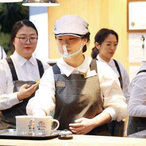 라떼를 완성한 바리스타의 모습 라떼를 완성한 바리스타의 모습