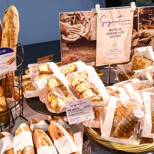 한-아세안 특별정상회의 미디어프레스센터 내 위치한 파리바게뜨 식음료 부스 판매 제품 한-아세안 특별정상회의 미디어프레스센터 내 위치한 파리바게뜨 식음료 부스 판매 제품