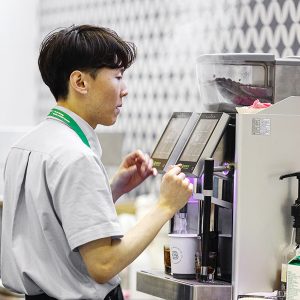 파리바게뜨 식음료 부스에서 근무하는 직원의 모습 파리바게뜨 식음료 부스에서 근무하는 직원의 모습