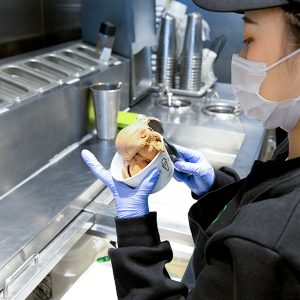 위생 수칙을 지키며 근무하는 쉐이크쉑 청담점 위생등급 우수사례