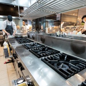 청결한 매장을 유지하기 위해 노력하는 라그릴리아 광화문점 위생등급 우수사례