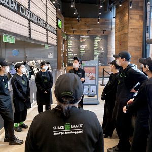 위생점검 사항을 숙지하고 있는 쉐이크쉑 청담점 직원들 위생등급 우수사례