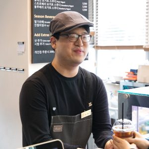 커피를 만드는 이세민 바리스타
