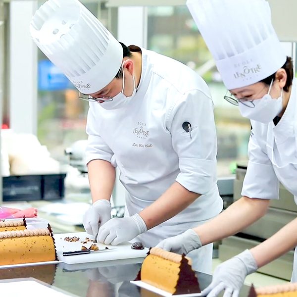 화상 라이브 강의듣고 실습하는 학생들