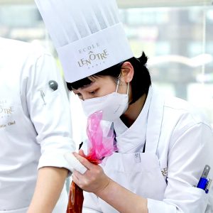 화상 라이브 강의를 듣는 학생들