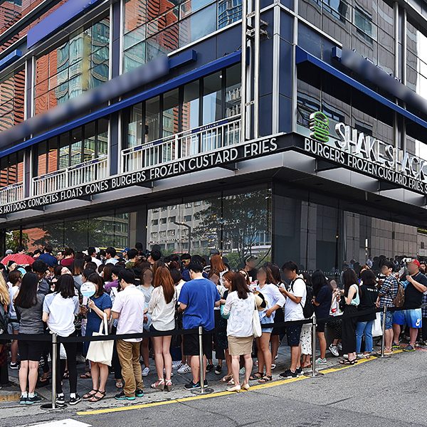 강남점 오픈 당일 줄서있는 사람들