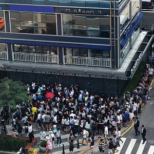 강남점 오픈 당일 줄서있는 사람들