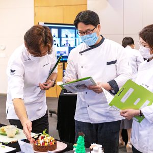 출품작을 심사하는 내꿈은 파티시에 대회 심사위원 출품작을 심사하는 내꿈은 파티시에 대회 심사위원