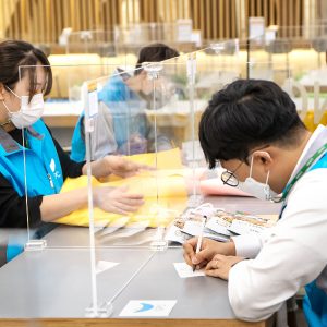 추석 선물을 포장 중인 SPC해피봉사단 추석 선물을 포장 중인 SPC해피봉사단