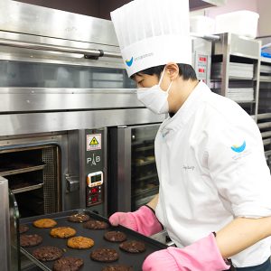 SPC식품과학대학 학생들의 쿠키 굽는 모습