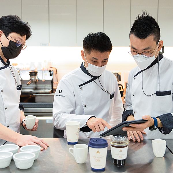 원두를 테스트하는 SPC그룹 연구원들의 모습 원두를 테스트하는 SPC그룹 연구원들의 모습