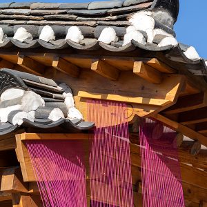 붉은 색감이 돋보이는 ‘스트링 아트’ 붉은 색감이 돋보이는 '스트링 아트'