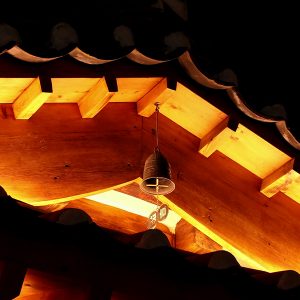 처마 밑에서 피어오르는 불빛 처마 밑에서 피어오르는 불빛