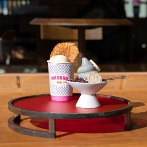 시그니쳐 메뉴인 ‘와와떡’과 ‘마당 선데’ 시그니쳐 메뉴인 '와와떡'과 '마당 선데'