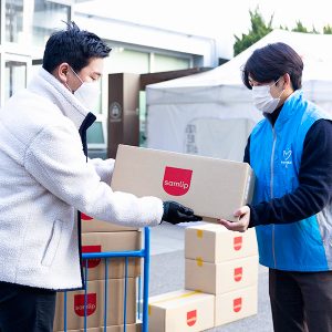 거리두기를 준수하여 삼립호빵을 전달하는 모습 거리두기를 준수하여 삼립호빵을 전달하는 모습