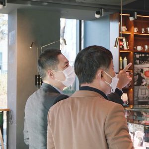 섬세하게 매장 내부를 살펴보는 모습