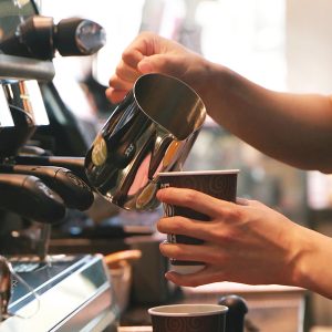 청결한 환경에서 제조되는 파스쿠찌 트윈시티 남산점의 커피