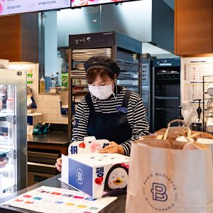 후원할 케이크를 포장하고 있는 모습